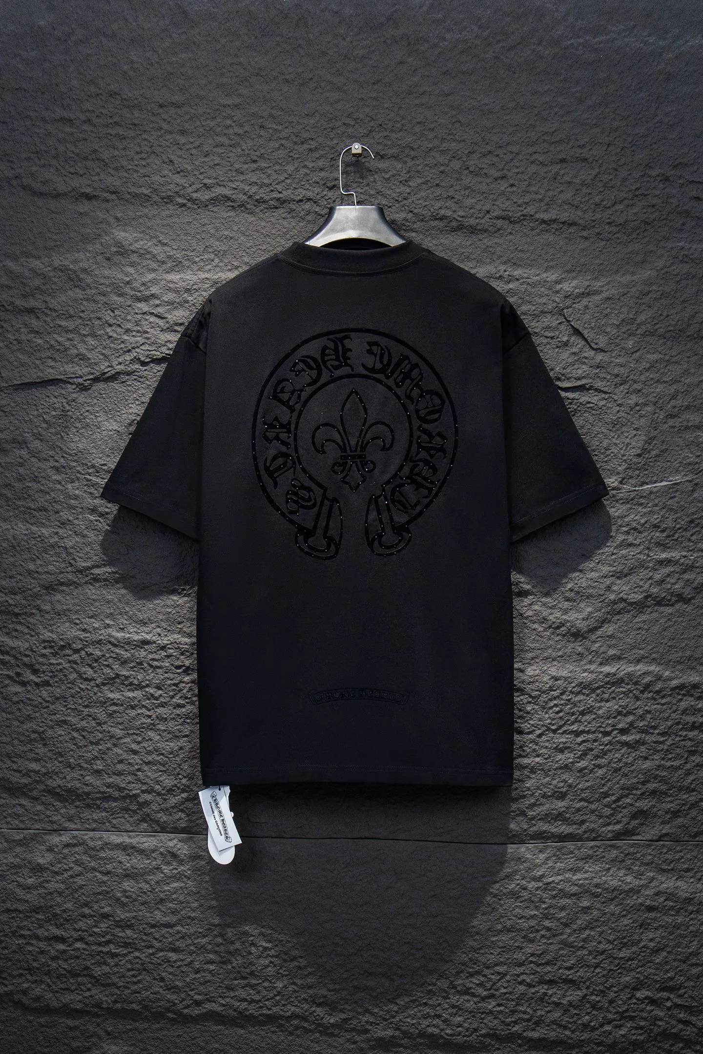 P170 🆕Chrome hearts 25ss os version is really charming and Chrome Hearts is really a must-have. Every season's new version is made to the extreme. It is very practical and can be worn casually. Nice✔️ - ⚠️100% cotton. It is made of 32-count double yarn, 260-gram weight fabric and imported knitted needle carded cotton. It has moderate thickness, drape and contour, and the upper body is comfortable! ! It is very tolerant to fat body types and can instantly lose five pounds after wearing it!  Specially ordered many Austrian hot diamonds, which have the bling bling effect of natural crystals under the light, with multi-faceted reflective points, and the production cost is extremely high. The laser molding includes a computer engraving machine and a laser machine, which are accurate in units of particles. Finally, it is hot and set at high temperature. After the hot ironing, the firmness needs to be tested repeatedly on the hot stamping. It can show colorful reflections under the light. The collar webbing extends to the shoulders for reinforcement, and the stitching at the joints. The hem and cuffs are all made of 0.2mm gauge double-thread turning. They are carefully produced at a high cost. The attitude of making goods with a magnifying glass restores the quality and effect of the product. The full set of customized accessories is only used to present every detail to customers. Film printing, 50,000 positioning, is very time-consuming. The addition of flocking elements to the body greatly increases the interest of the clothing; unique visual effects. After special treatment, a unique effect is formed. An irregular hem is added to the version. This year's Kroxin is the main version. In the past two years, the oversize version has become the focus of the trend and has been a popular staple in the past two years. The change of designers has made this brand an instant hit. The progressive fashion of the times also needs the blood impact of fresh elements and trendy designs in order to continue its glory! It’s stylish both inside and outside, a must-have for high street travel! An absolute "eye-catching style" that can match couples 💏 Color: Black White Size: S M L XL